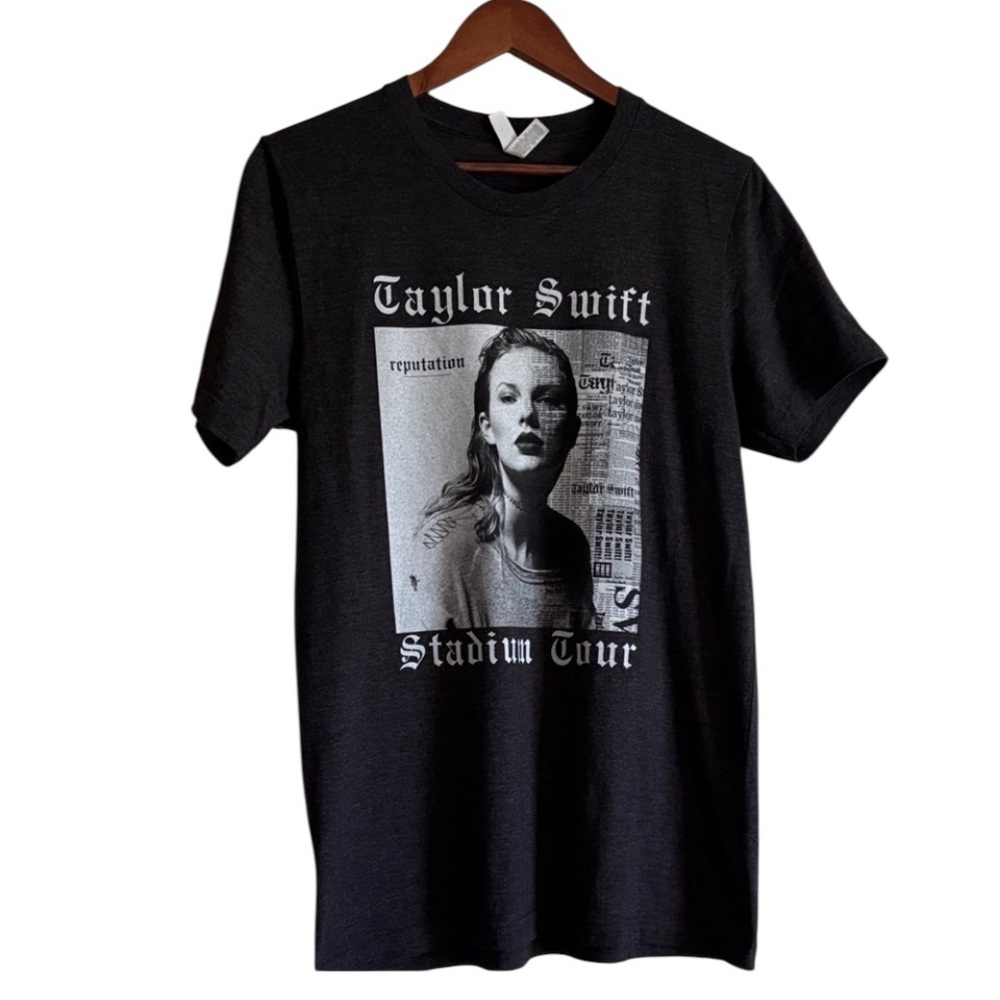 Swifty Stadium Tour t-shirt size medium